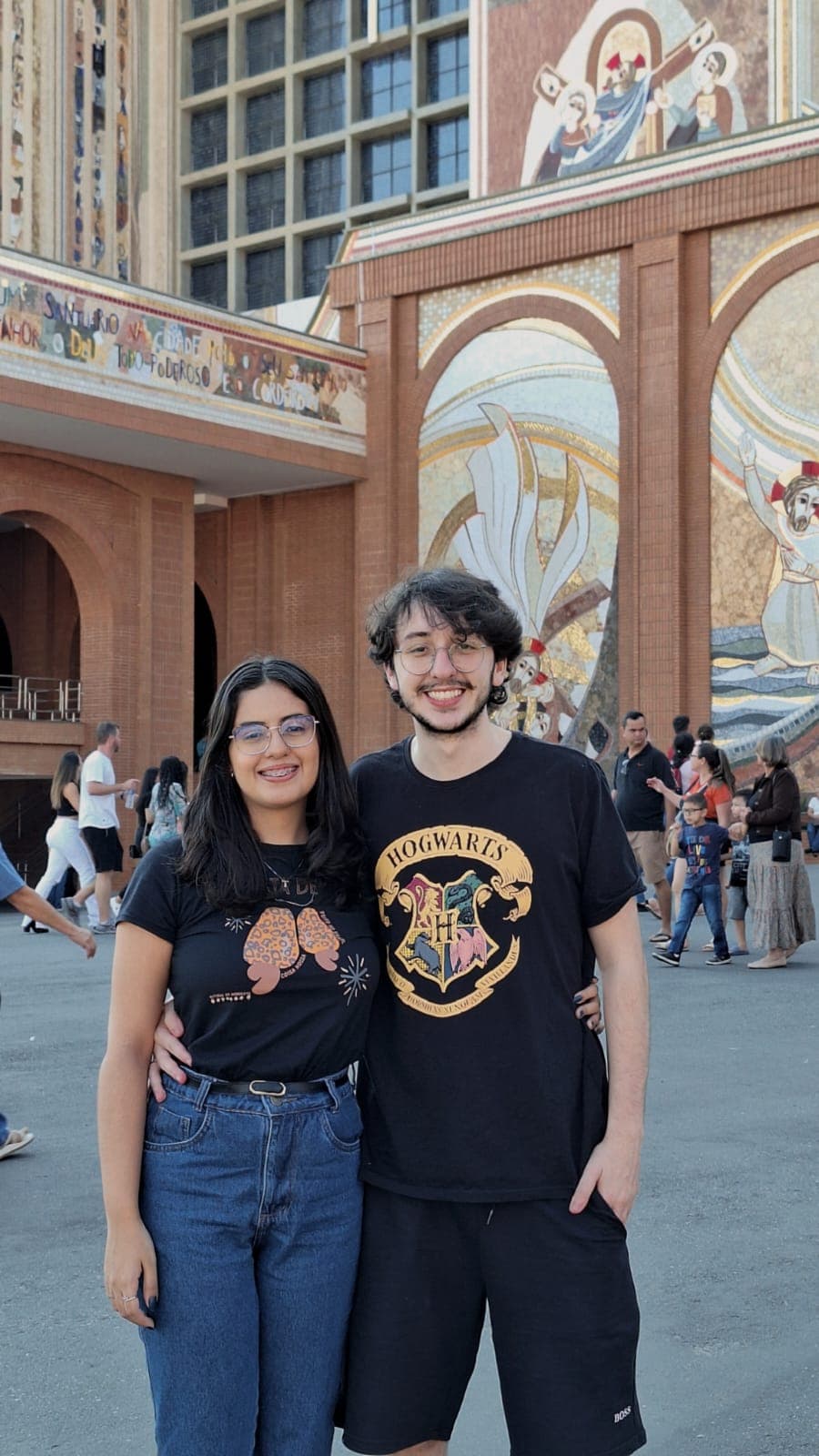 Taíssa e Tiago abraçados no pátio da Basílica de Aparecida, em outra visita